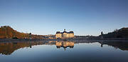 Façade sud du château se reflétant dans le miroir d'eau du jardin